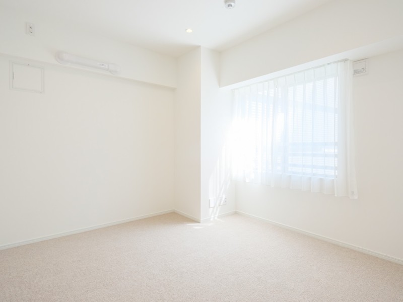 洋室1 はリビングから一番遠く、プライベート性が高いお部屋です。過ぎゆく時間をのびやかに感じ、主寝室にもぴったりなお部屋です。