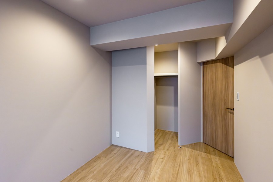 洋室1のウォークインクローゼットです。枕棚とハンガーラックがあり、オフシーズンの衣類やカバンなどもたっぷりと収納できます。