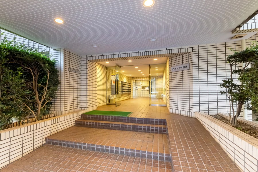 洗練された共用部が安らぎに満ちた住まいへ誘います。定期的なメンテナンスが行われ綺麗に保たれたエントランスです。