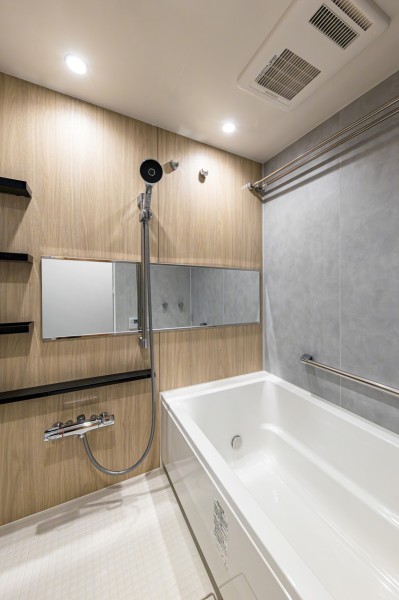 バスルームはゆったりとくつろぎ溢れる空間で、身体も心も癒されます。お手入れ楽々な素材を使用していますので、お掃除もしやすく日常生活も快適にお過ごしいただけます。