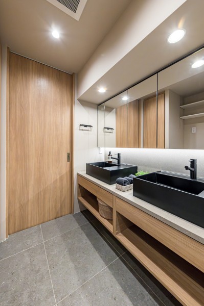 洗面化粧台にはまるでホテルのようなダブルボウルデザインを採用しました。大きな鏡面と収納も豊富に備え付け、朝の身支度を整える時間もご家族で取り合うことなく広々とお使いいただけますね。