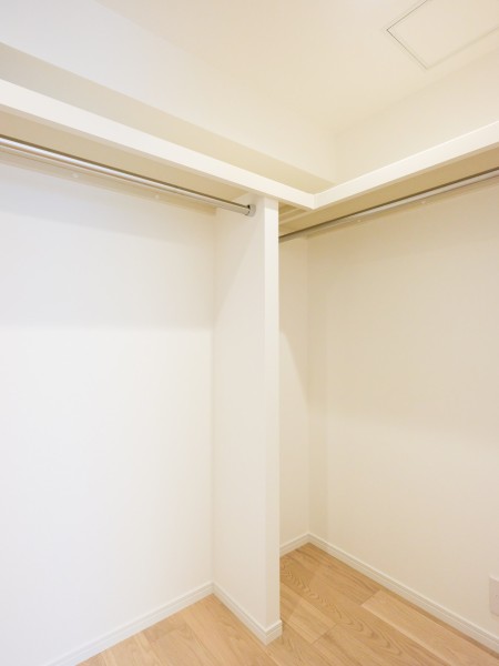 洋室3には頼もしい収納力を誇るウォークインクローゼットを備え付けました。かさばりやすいアウターやオフシーズンの家電など、たっぷり収納できそうです♪