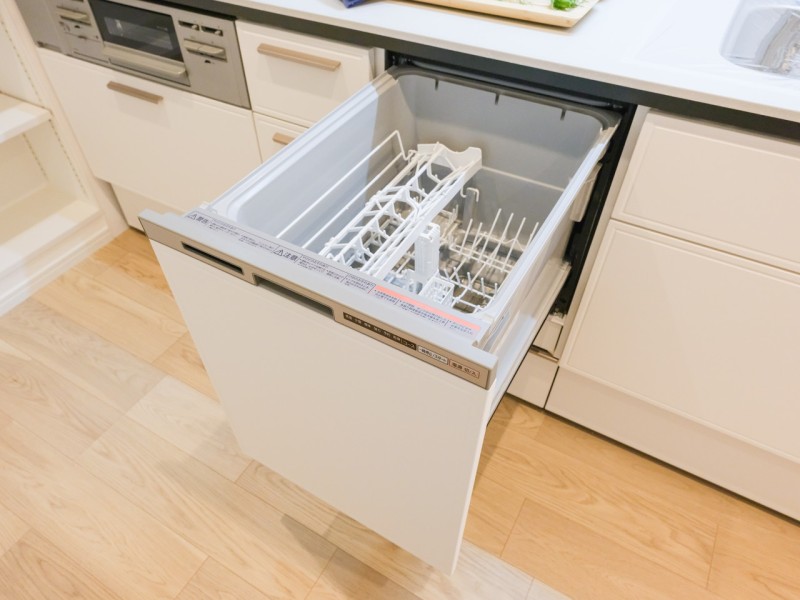 ◆食器洗浄乾燥機◆家事の時間を短縮できる優れもの。さらに節水・節約を同時に行うことができるので、大変人気があり重宝します。