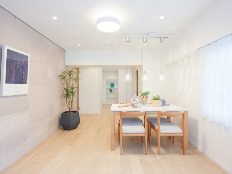 リビングには大きな砂岩の流れ模様が美しく表現されたストーングレースのエコカラットを採用。『日常』という大切な時間を豊かに、上質感溢れる空間を演出します。