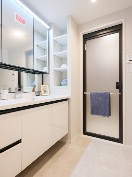 三面鏡裏や足元の収納など使いやすさも兼ね備えている洗面化粧台です。カウンタースペースにもゆとりがあり、ドレッサー代わりにもお使いいただけます。