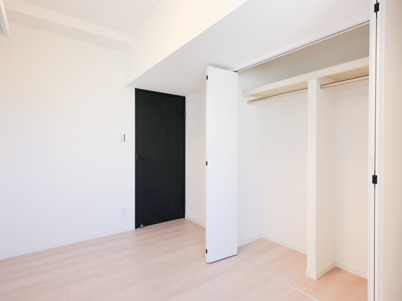 サービスルームにも、間口の広いクローゼットを備え付けました。空間を広々とお使いいただけます。