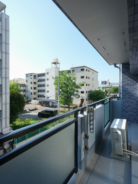 心地よい陽光を取り込み、空間をゆるやかに紡ぐバルコニーです。物干し金物付きです。ゆとりがあるので、ご家族分の洗濯物もしっかり干すことができそうです。