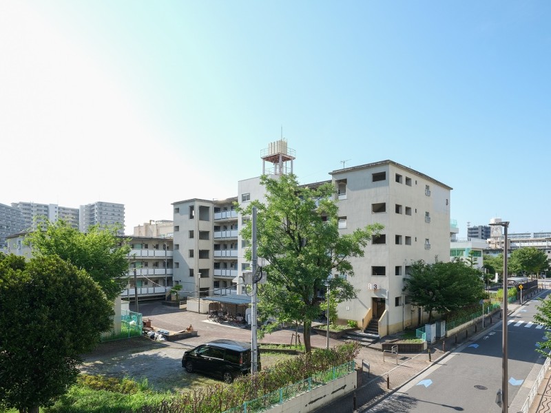 バルコニーからの眺望です。のびやかに広がる空が日常になり、至福の時間に包まれる住まいです。