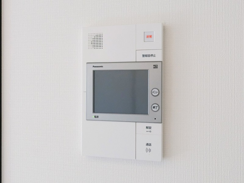 ◆TVモニター付インターホン◆訪ねてきた相手をモニター越しに確認でき、防犯対策に役立ちます。インターホン越しに話をすることが可能です。