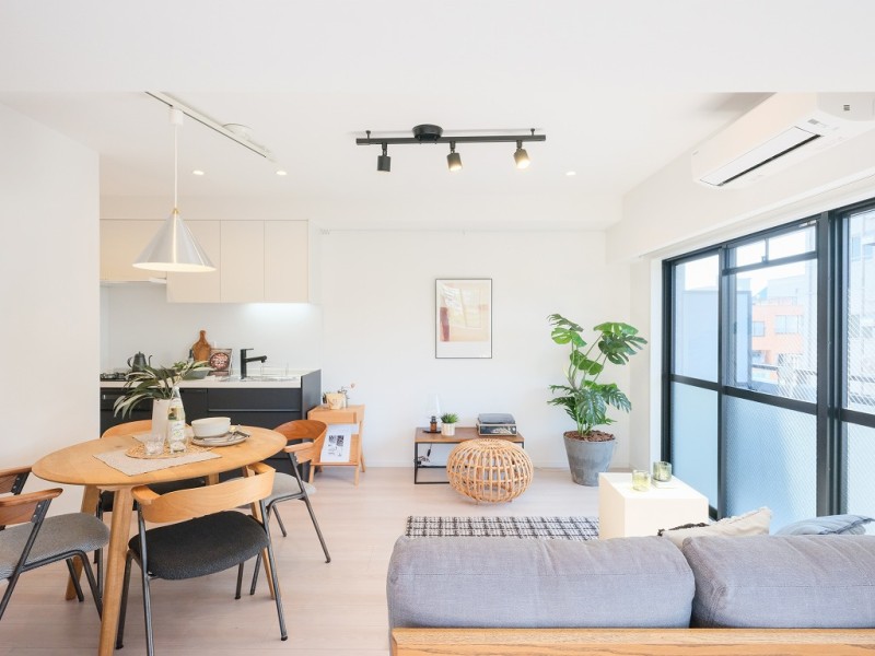 お部屋は自然の優しい温もりを添えた居心地の良い内装に仕上がりました。ピクチャーレールを設置したのでお気に入りのアートやグリーンを飾りインテリアを楽しめます。