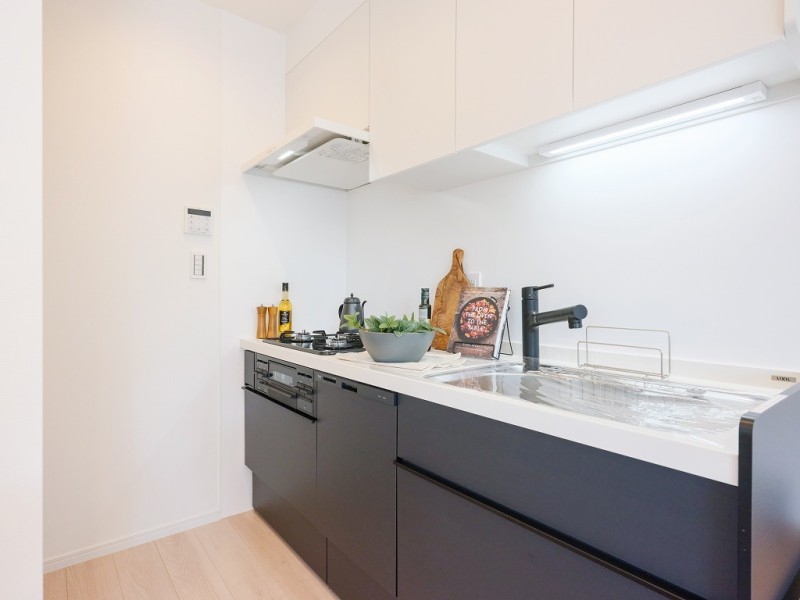 キッチンは住まいと暮らしにフィットするデザイン性と機能性を兼ね備えています。お料理に集中できる壁付けタイプで、油や水はね汚れもお手入れもしやすいです。