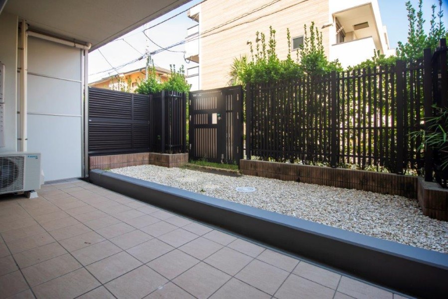 1階ですが、外部からの視線も気にならず、周囲の植栽が美しいです。専用庭には明るい光が入り、ゆったりとした自分の時間を過ごしたくなるような空間です。