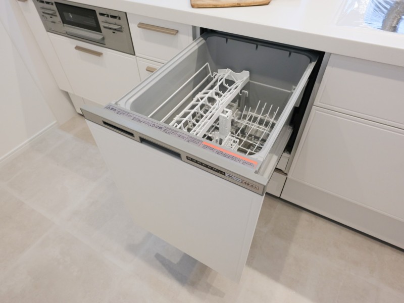 ◆食器洗浄乾燥機◆家事の時間を短縮できる優れもの。さらに節水・節約を同時に行うことができるので、大変人気があり重宝します。