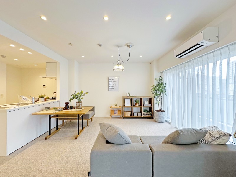 大きな窓からたっぷりの光が差し込み、開放的なリビングダイニングです。住まう方の暮らしやすさと心地よさを追求し、上質な住空間が暮らしに余裕をもたらしてくれます。