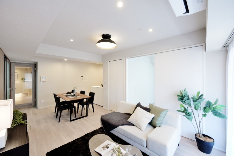 最上階、南西・南東角住戸につき陽当り通風良好です。ナチュラルな明るい印象の内装に仕上げましたので、どんな家具とも馴染みが良くお好みの空間を演出できます。自分らしいリラックスした時間を過ごせます。