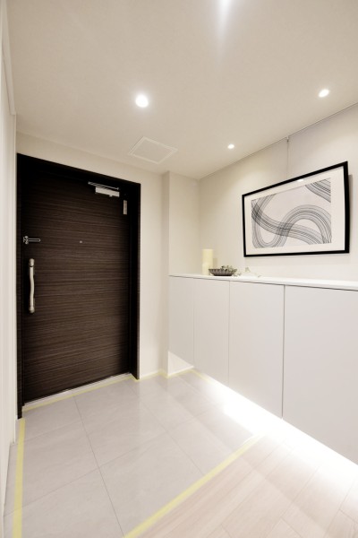 玄関はフットライトが優しく足元を照らし、家族やゲストを迎えてくれます。玄関収納にはコートフックも設置済ですので、お出かけのときにサッと羽織りたいものやレインコートなどもかけておけて便利です。