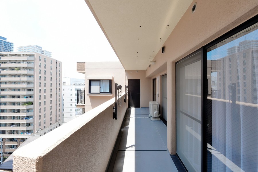 南西向きの広々としたバルコニーです。お部屋の中に優しい光と風を運んでくれます。バルコニーにはトランクルームを設けていますので、アウトドア用品や外遊びの道具などの収納に便利です。