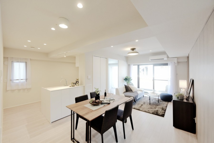 明るく開放的なLDKは約16.7帖の広さです。南西向きの窓からたっぷりの光が差込みます。シンプルですが、細部にまでこだわりの詰まった内装仕上げましたので、是非現地にてご確認下さい。