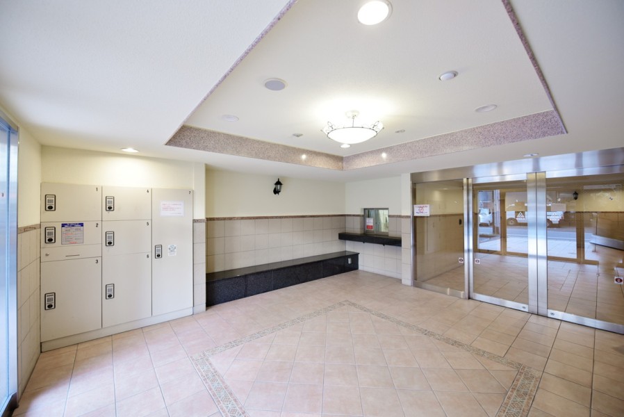 全戸角住戸で陽当り・通風に恵まれたプランが魅力の建物です。2003年竣工、ペット飼育可能のマンションです。オートロック・宅配ボックス完備しています。タイル張りの美しい外観・エントランスです。