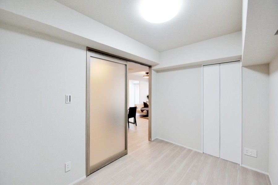 洋室2（約5.1帖）はリビングからの優しい光を取り入れるガラス扉を採用しました。プライバシーを守りながら、リビングの家族の様子も感じられるバランスのとれたお部屋です。お子様のお部屋におすすめです。