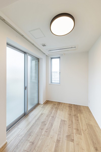 柔らかな光が差し込むバルコニーに隣接した洋室3は、仕事や課題に集中できるワークスペースや子供部屋におすすめです。快適な自分時間を過ごせそうです。