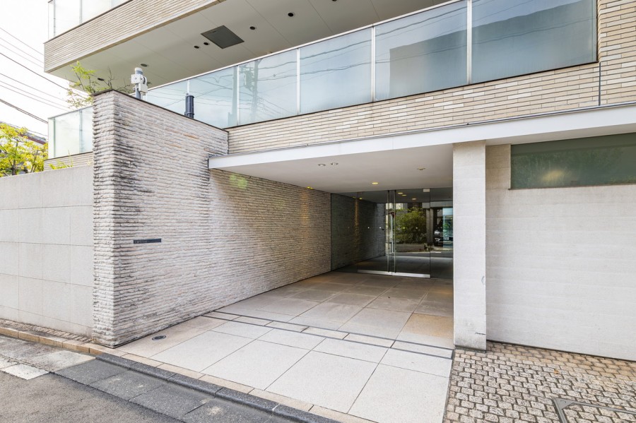 時代の移ろいを重ね大切に住み継がれてきたマンションです。お手入れが行き届いた綺麗な共用部が、安らぎに満ちた暮らしへ誘います。