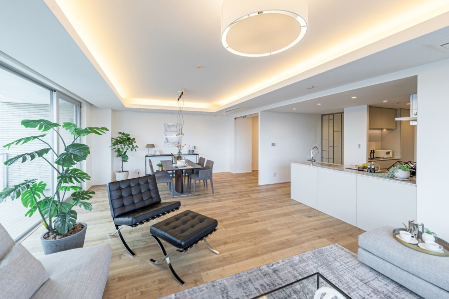 天井の高さと照明がお部屋の開放感を演出し、都市生活のやすらぎを深める、快適な暮らしが叶う住まいです。ご家族団らんのひとときを大切に、より快適にお過ごしいただける空間です。