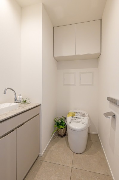 レストルームも上品さが宿る安らぎのスペースに仕上がりました。手洗い場とカウンターを設置、清潔感と使いやすさを考慮した空間です