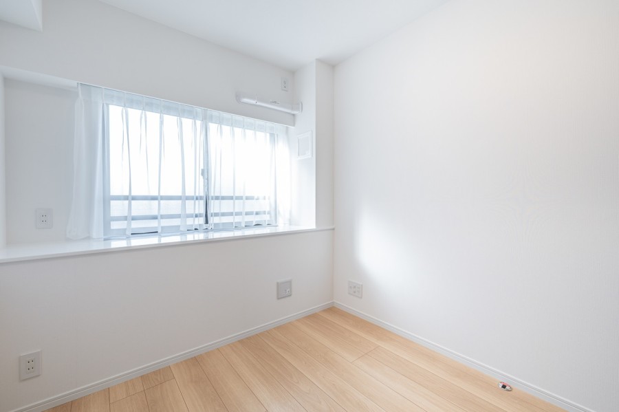 洋室2は、書斎などにちょうど良いサイズのお部屋です。クローゼットがついていますので、お部屋をスッキリとお使いいただけます。