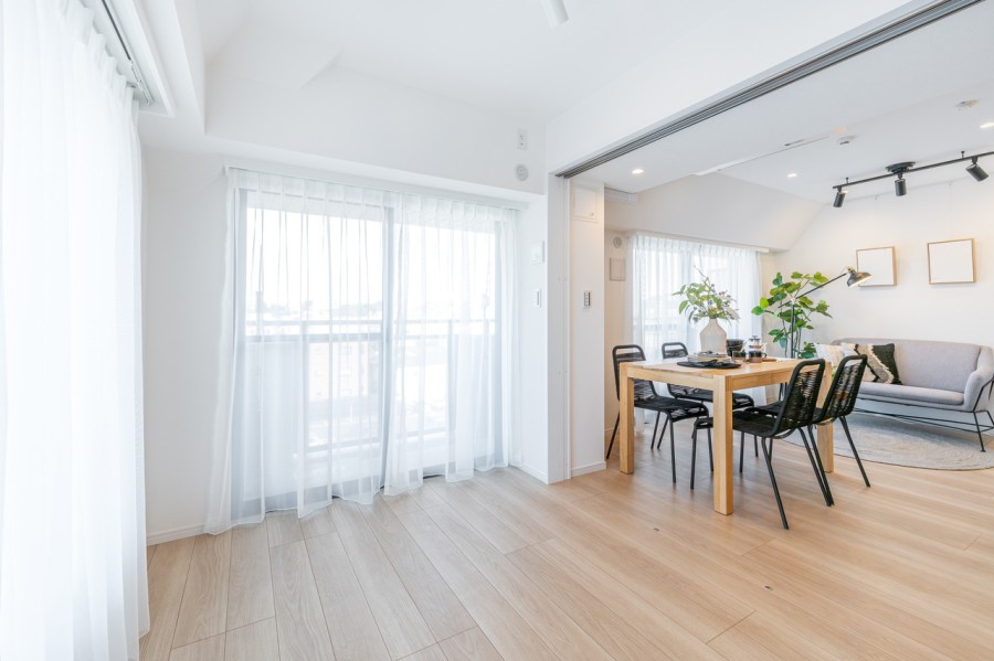 ルーフバルコニーとバルコニーに隣接した開放感のある明るい洋室3です。リビングにも隣接しているので、扉をあけながら、ご家族との時間をお過ごしいただけます。