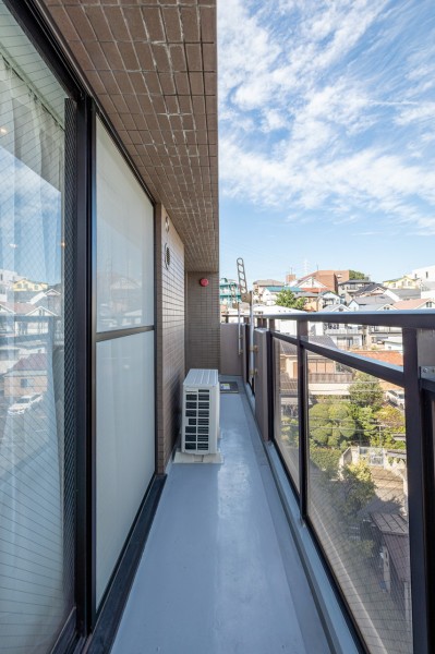 最上階・東向きのバルコニーは気持ちの良い朝陽を感じられそうです。物干し金物付き、天気の良い日には洗濯物がしっかりと乾きそうです。