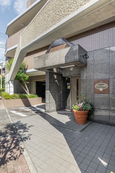 エントランスの外まで管理が行き届いた綺麗なマンションです。2023年には共用部大規模修繕工事を行っています。
