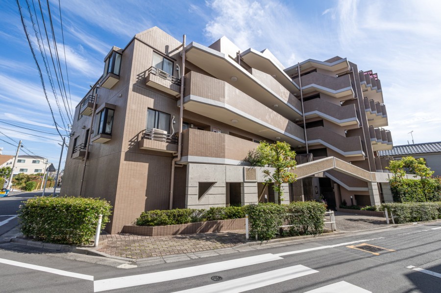 『東部練馬』駅周辺は、飲食店やイオンスタイル板橋、映画館などがあり、日々の生活に必要な施設が揃っていてとても便利です。都心にも出やすく、『池袋』駅へもアクセス良好です。