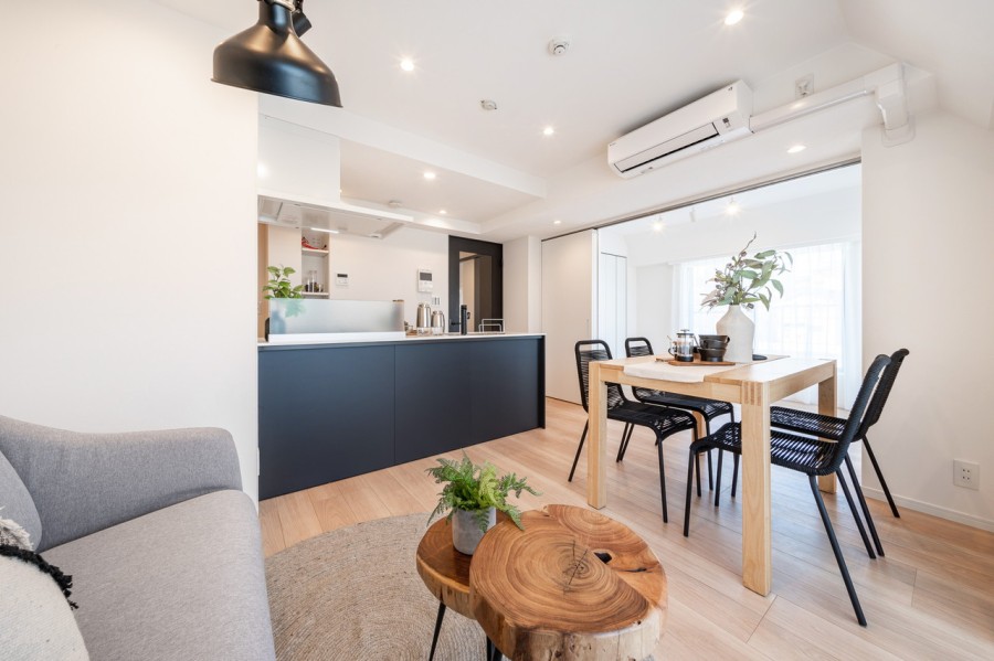 心安らぐひとときを紡ぐ、木のぬくもりを感じるフローリング材を採用。お部屋は自然の優しい温もりを添えた居心地の良い内装に仕上がりました。