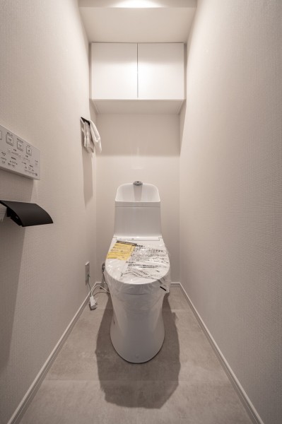 優れた節水効果や汚れが付きにくい便座など、ほしかった機能が揃ったウォシュレット一体型トイレです。上部には吊戸棚を備え付けましたので、足元の空間もすっきりとお使いいただけます。