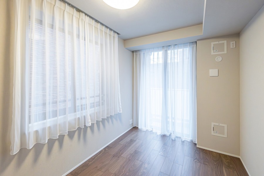 二面採光ならではのたっぷりの光と風を運んでくれる明るい洋室2です。クローゼットを備え付けましたので、居室部分を広々とお使いいただけます。