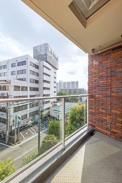 対面の建物との距離が離れているため、採光性が高く陽当たり良好なバルコニーです。暮らしの中で大切な光と風を演出してくれる居心地の良い空間です。