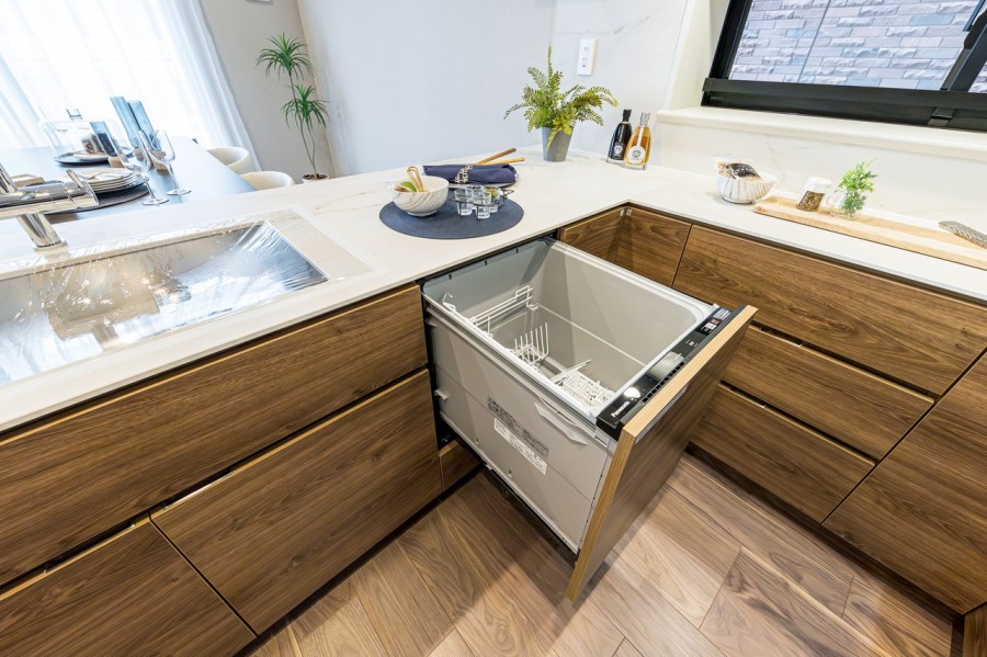 ◆食器洗浄乾燥機◆家事の時間を短縮できる優れもの。さらに節水・節約を同時に行うことができるので、大変人気があり重宝します。