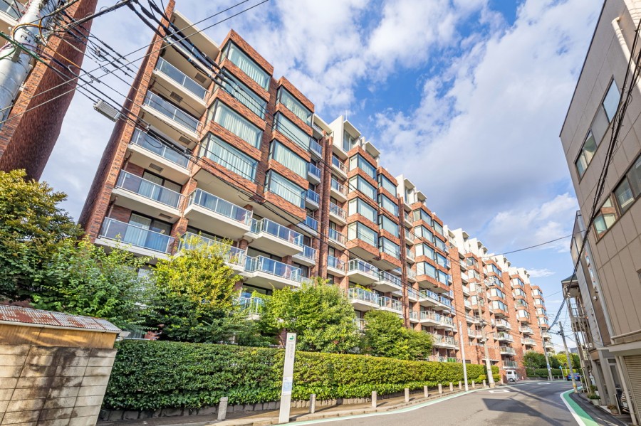 学習院に隣接し緑溢れる土地に佇む住友不動産(株)旧分譲のマンションです。都心の中で自然を感じることができる目白エリアは、歴史・気品・風格をあわせもち、日々の暮らしに余裕をもたらしてくれるでしょう。