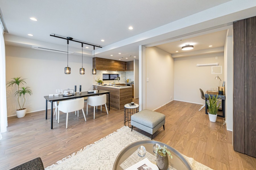 居心地の良いリビングはシンプルで洗練された佇まいを感じさせるお部屋で、家族も快適にくつろぐことができそうです。明日への活力を養うことができる居心地の良いリビングダイニングキッチンです。