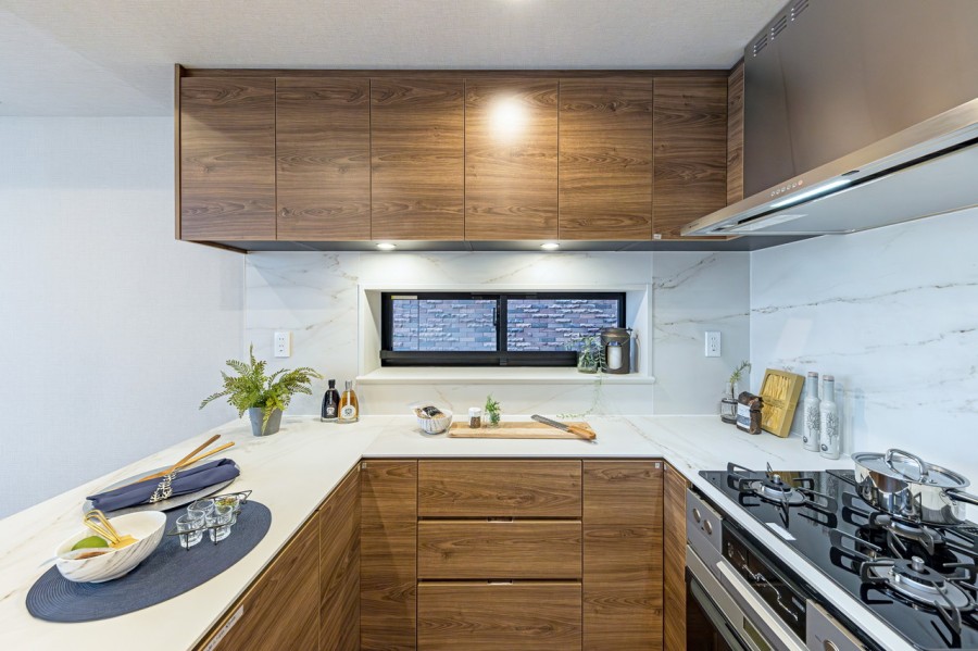 コの字型で調理のしやすいキッチンは、三方向に調理スペースが確保されることで、同時に複数の調理を進める際に便利です。窓もあり換気・通風良好です。