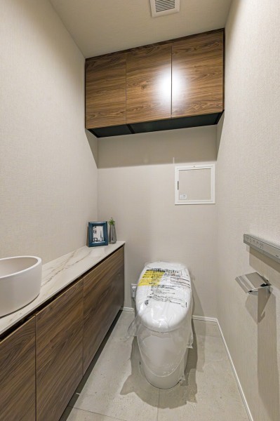 レストルームには洗練されたお部屋にぴったりなスタイリッシュなタンクレストイレが設置されています。手洗い場や収納に便利なカウンターも備え付けです。