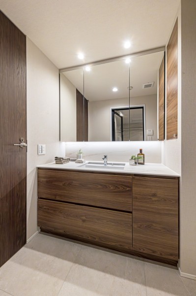 上質な空間を彩りワンランク上のライフスタイルをつくる洗面化粧台です。洗面室にはタオルや着替え、洗剤などの収納に便利なリネン庫を備え付け、使いやすさを重視した工夫を詰め込みました。