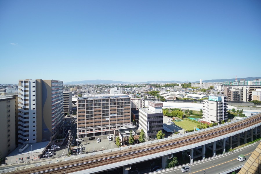 最上階のお部屋からは前面を遮るものが無い開けた眺望が広がります。遠くに見える緑と時間や季節と共に変化していく大きな青い空を眺められる、贅沢なひとときを味わえます。日々の忙しさからリフレッシュできる空間です。