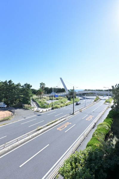 バルコニーからの眺望はのびのびとした青空と海がのぞく、ゆったりとした景色が広がっています。汐見台の海を間近に、都会の喧騒から離れた心穏やかに過ごせる時間が流れる住まいです。