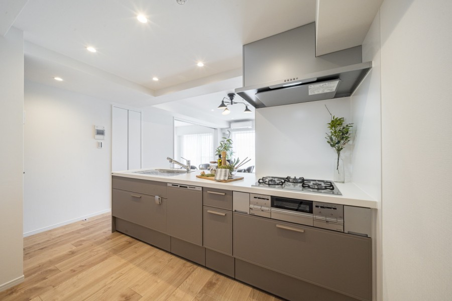 リビングにいるご家族とおしゃべりしながら家事ができる人気のオープンキッチンです。小さなお子様がいても、リビングの様子を見ながら家事ができ安心です。