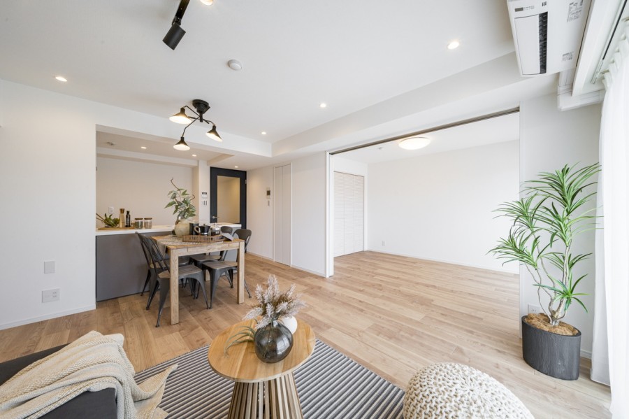 床材にはトリニティのチェスナットを採用しました。木の温もりと上質感を日常に感じ、喧騒と一線を画す安らぎの住まいです。