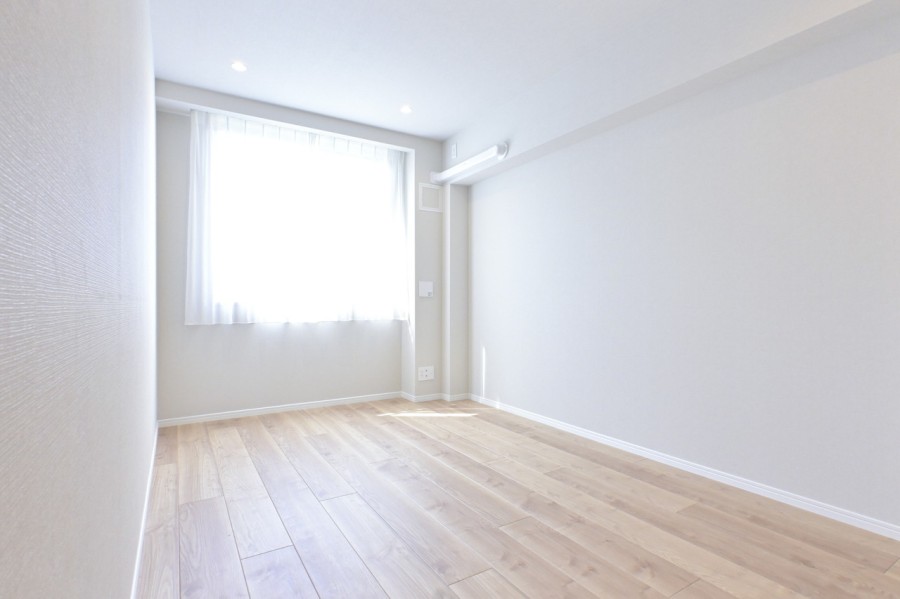 上階にある洋室2です。窓から差し込む光が、過行く時間を心地よい空間にしてくれます。ウォークインクローゼットがあるので、荷物はたっぷりしまい居室部分は広々とお使いいただけます。