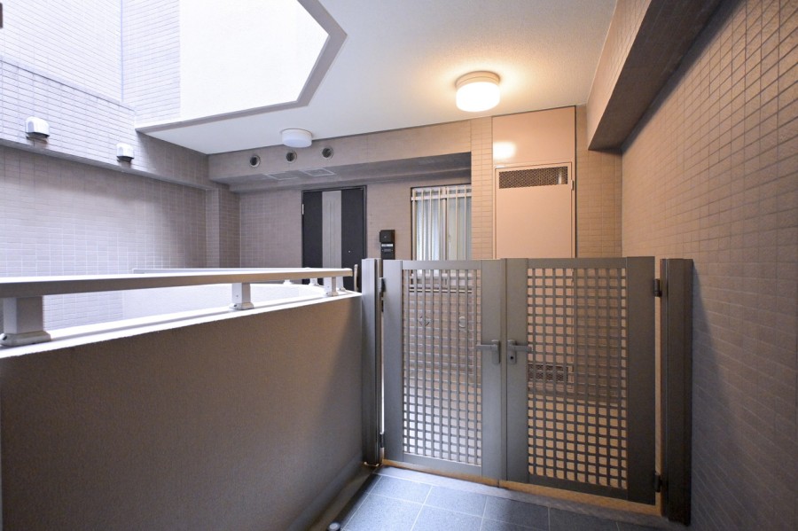 ポーチ付きの玄関はプライバシーが守られ、まるで戸建ての門構えのような印象を与えることができます。マンションの外観を守りながら、住まう人の個性を出せる空間です。