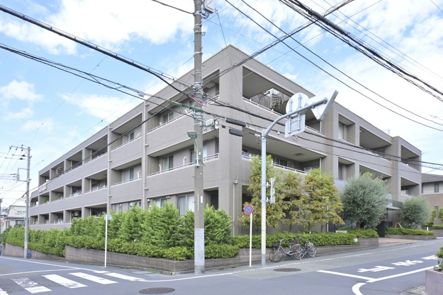 『洗足池』駅徒歩8分、第一種低層住居専用地域で環境の良い住宅街に佇む低層レジデンスです。あると便利な宅配ボックスが完備、ペット飼育可能です。